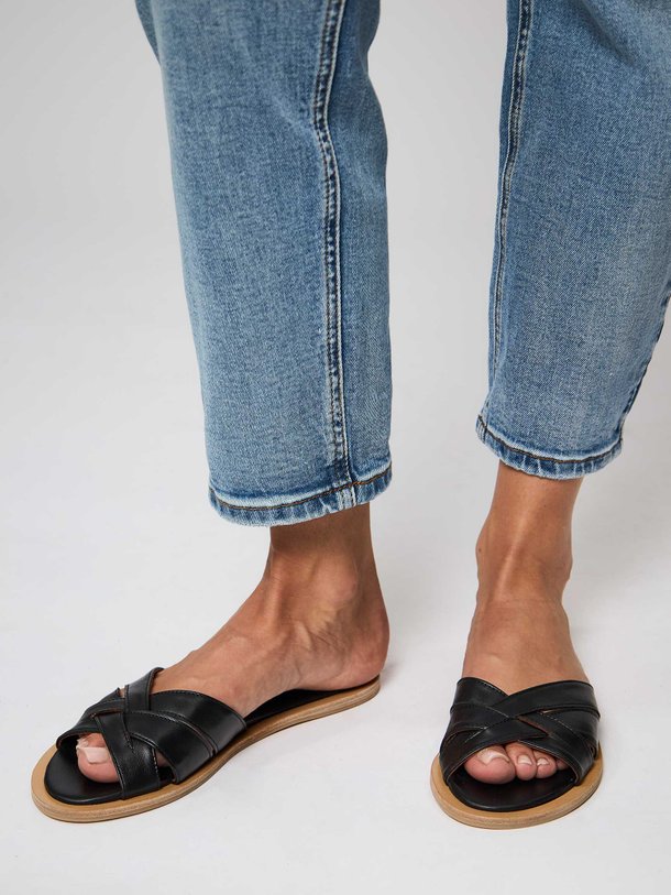 Anonymous Copenhagen Megh - Lederen Slippers - Zwart Ontdek de Megh lederen slippers van Anonymous Copenhagen in de kleur zwart bij Orangebag. Op werkdagen voor 21:45 besteld, morgen in huis.