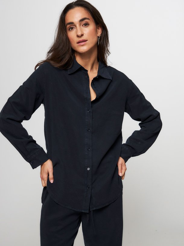 Ontdek de Madisoni lyocell blouse van Samsoe Samsoe in de kleur donkerblauw bij Orangebag. Op werkdagen voor 21:45 besteld, morgen in huis.