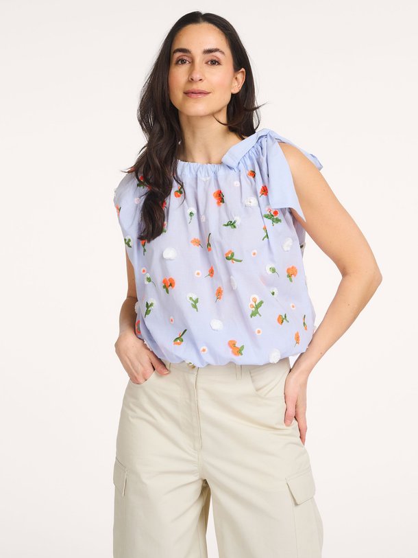 Ontdek de Jomme katoenen top van Essentiel Antwerp in de kleur Lichtblauw bij Orangebag. Op werkdagen voor 21:45 besteld, morgen in huis.