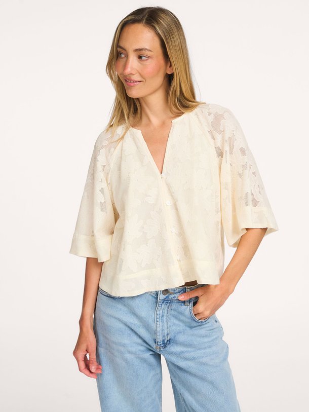 Ontdek de Maresias katoenmix blouse van Frnch in de kleur Crème bij Orangebag. Op werkdagen voor 21:45 besteld, morgen in huis.