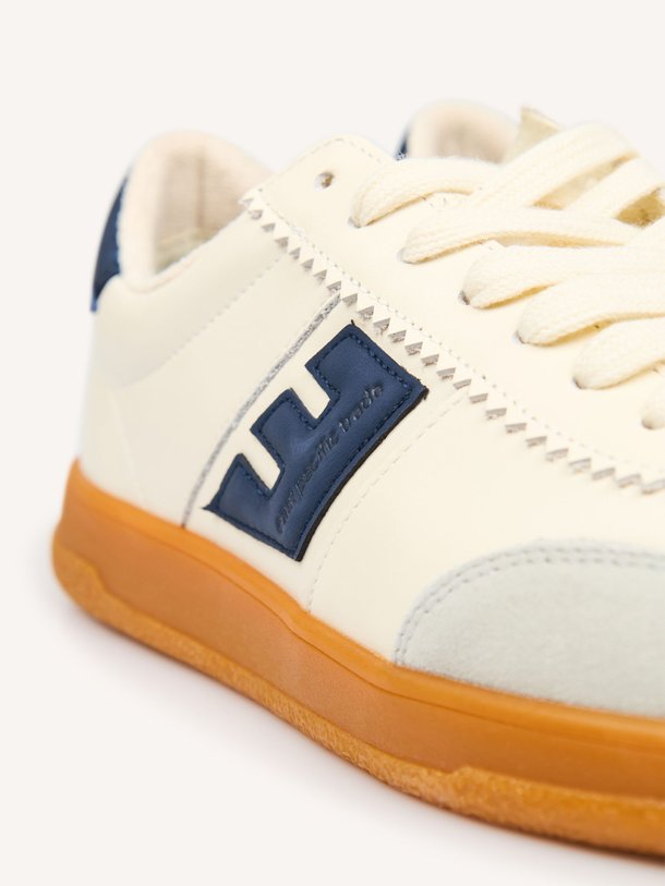 Ontdek de Santos lederen sneakers van East Pacific Trade in de kleur Off-white bij Orangebag. Op werkdagen voor 21:45 besteld, morgen in huis.