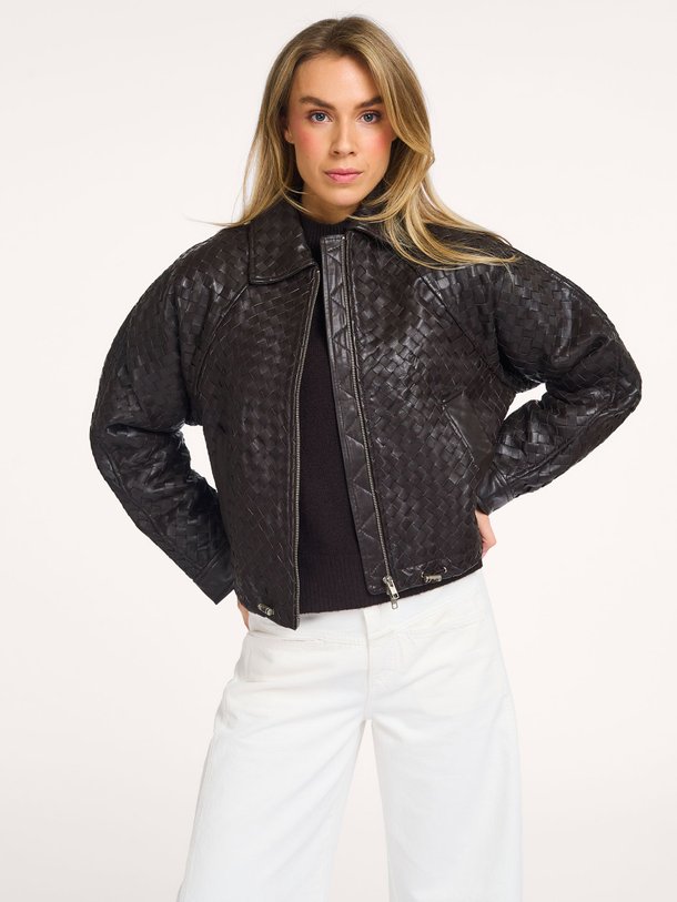 Ontdek de Vermont lederen jack van Second Female in de kleur Donkerbruin bij Orangebag. Op werkdagen voor 21:45 besteld, morgen in huis.