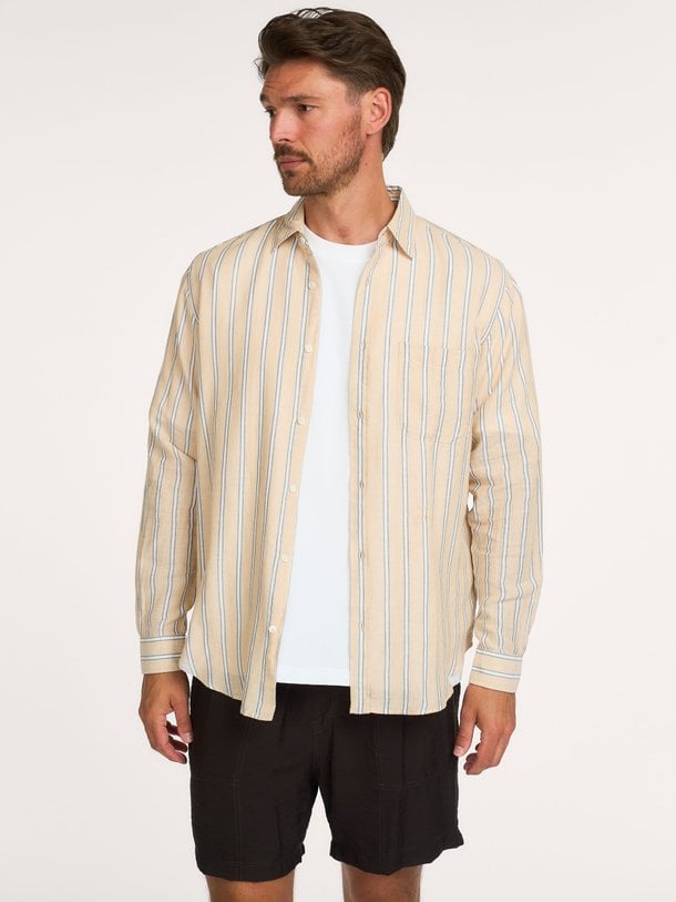 Ontdek de BASIC SHIRT van Closed bij Orangebag. Op werkdagen voor 21:45 besteld, morgen in huis.