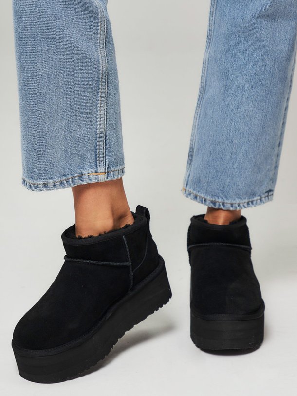 Ontdek de Classic ultra mini plateau enkellaarzen van Ugg in de kleur zwart bij Orangebag. Op werkdagen voor 21:45 besteld, morgen in huis.