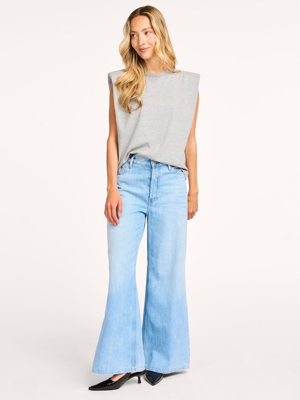 Ontdek de Izzy mid waist wide leg jeans van Denham in de kleur blauw bij Orangebag. Op werkdagen voor 21:45 besteld, morgen in huis.