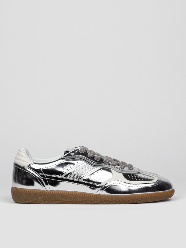 Ontdek de Tb.490 lederen metallic sneakers van Alohas in de kleur zilverkleur bij Orangebag. Op werkdagen voor 21:45 besteld, morgen in huis.