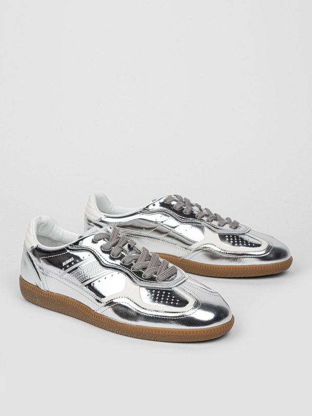 Ontdek de Tb.490 lederen metallic sneakers van Alohas in de kleur zilverkleur bij Orangebag. Op werkdagen voor 21:45 besteld, morgen in huis.