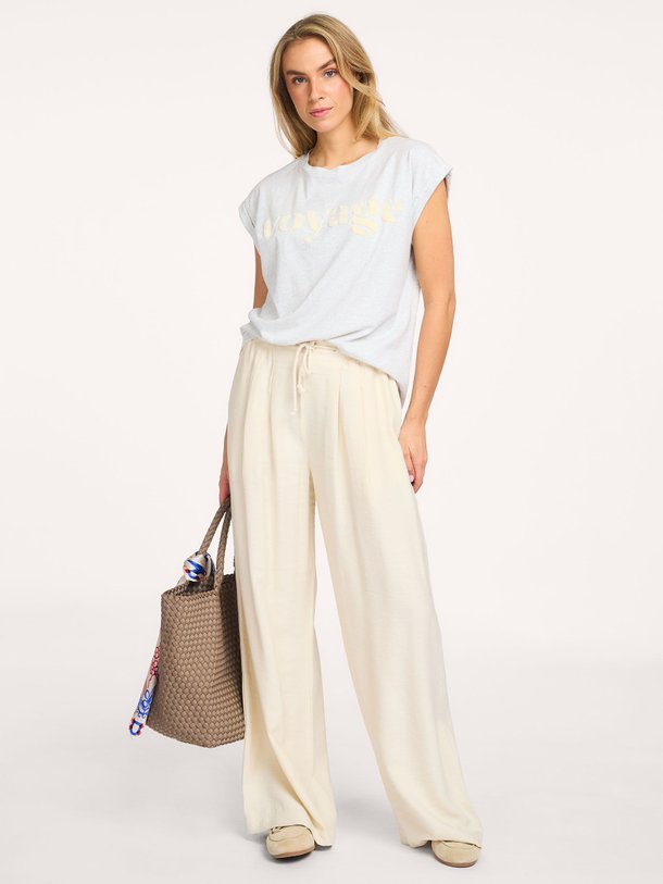 Ontdek de Tobi organic cotton T-shirt van By-Bar in de kleur Lichtgrijs bij Orangebag. Op werkdagen voor 21:45 besteld, morgen in huis.