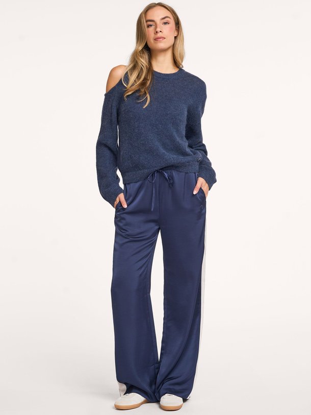 Ontdek de Nelian alpacamix trui van Dante 6 in de kleur Donkerblauw bij Orangebag. Op werkdagen voor 21:45 besteld, morgen in huis.