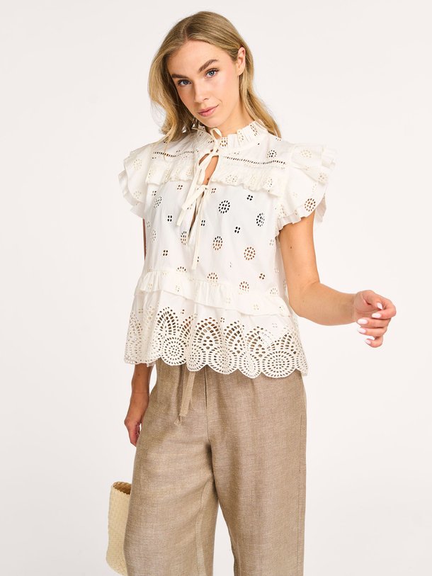 Ontdek de Hazel katoenen broderie top van Sofie Schnoor in de kleur off-white bij Orangebag. Op werkdagen voor 21:45 besteld, morgen in huis.