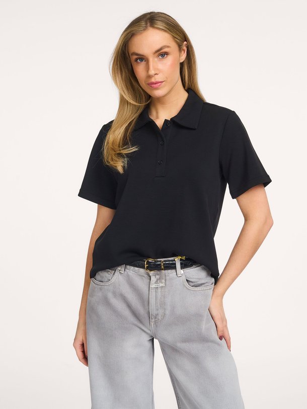 Ontdek de Helle viscosemix polo top van My Essential Wardrobe in de kleur Zwart bij Orangebag. Op werkdagen voor 21:45 besteld, morgen in huis.