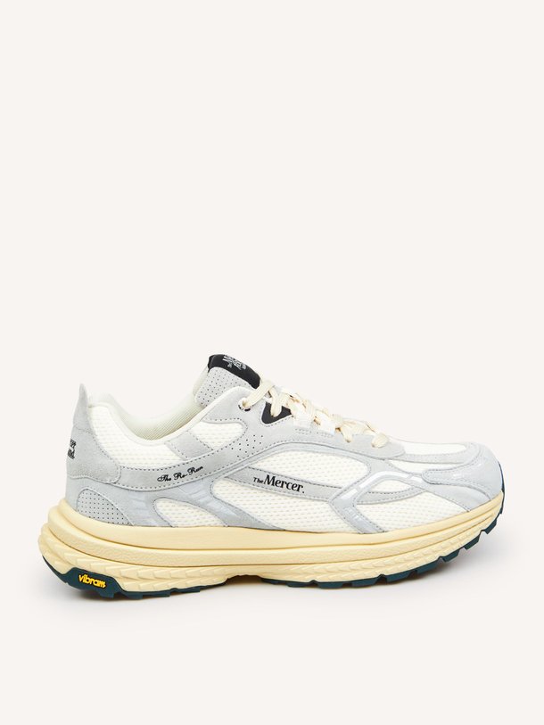 Ontdek de The Re-Run Vibram suède sneakers van Mercer Amsterdam in de kleur Grijs bij Orangebag. Op werkdagen voor 21:45 besteld, morgen in huis.