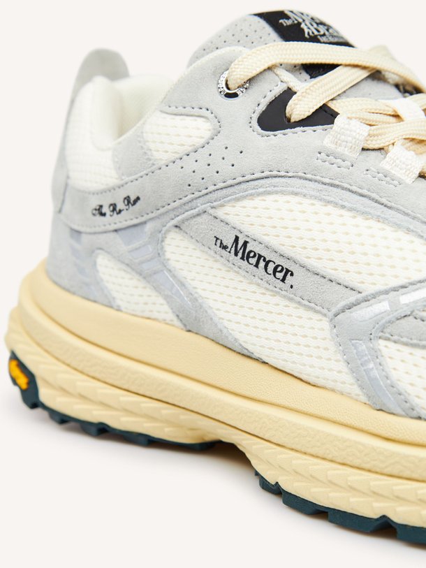 Ontdek de The Re-Run Vibram suède sneakers van Mercer Amsterdam in de kleur Grijs bij Orangebag. Op werkdagen voor 21:45 besteld, morgen in huis.