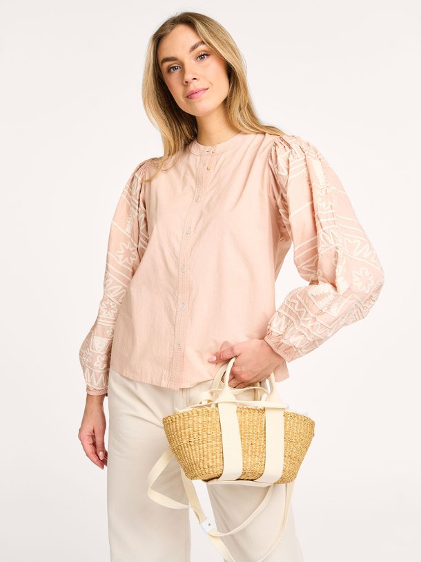 Ontdek de Katoenen blouse met borduursel van Summum in de kleur poeder bij Orangebag. Op werkdagen voor 21:45 besteld, morgen in huis.