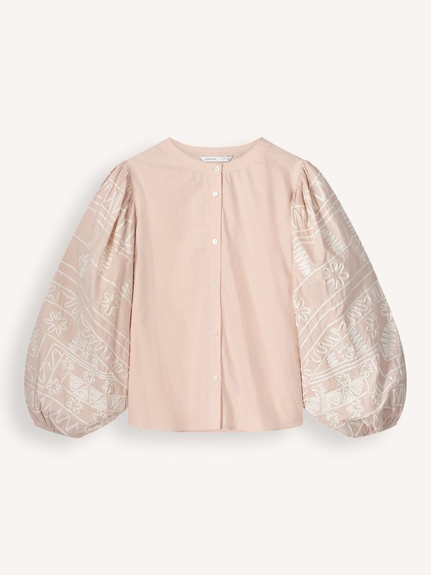 Ontdek de Katoenen blouse met borduursel van Summum in de kleur poeder bij Orangebag. Op werkdagen voor 21:45 besteld, morgen in huis.