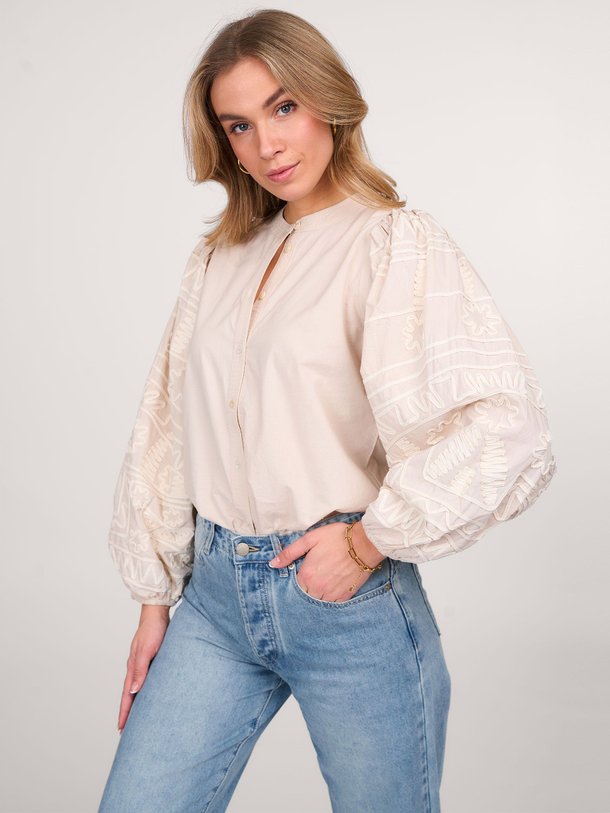 Ontdek de Katoenen blouse met borduursel van Summum in de kleur beige bij Orangebag. Op werkdagen voor 21:45 besteld, morgen in huis.