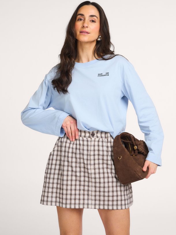 Ontdek de Jeevona organic cotton longsleeve met print van Baum und Pferdgarten in de kleur Blauw bij Orangebag. Op werkdagen voor 21:45 besteld, morgen in huis.
