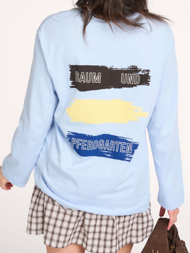 Ontdek de Jeevona organic cotton longsleeve met print van Baum und Pferdgarten in de kleur Blauw bij Orangebag. Op werkdagen voor 21:45 besteld, morgen in huis.
