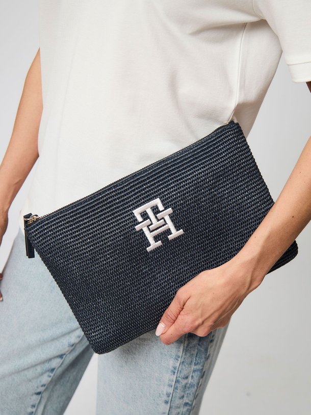 Ontdek de Beach gevlochten logo clutch van Tommy Hilfiger in de kleur donkerblauw bij Orangebag. Op werkdagen voor 21:45 besteld, morgen in huis.