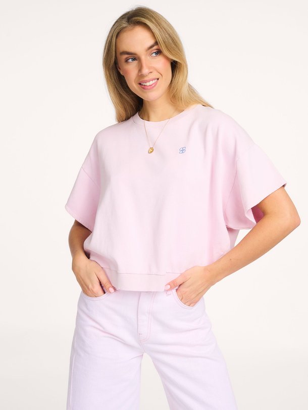 Ontdek de Bobbi organic cotton sweater met borduursel van By-Bar in de kleur Lichtroze bij Orangebag. Op werkdagen voor 21:45 besteld, morgen in huis.