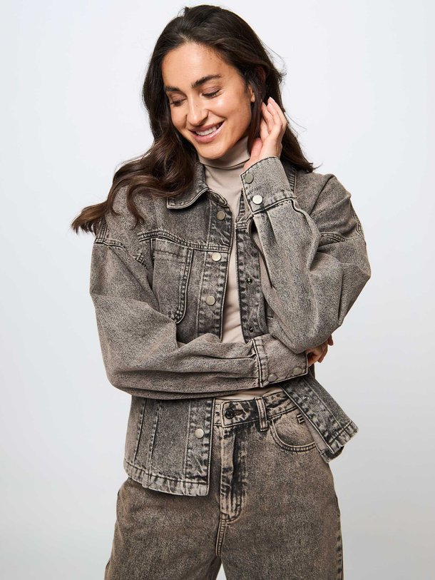 Ontdek de Brenda denim blouse met schoudervulling van Gestuz in de kleur grijs bij Orangebag. Op werkdagen voor 21:45 besteld, morgen in huis.