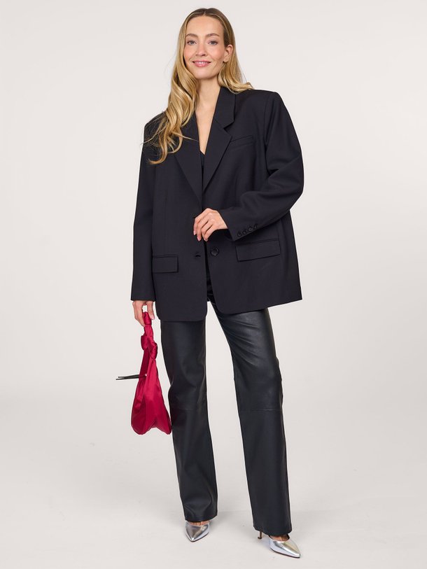 Ontdek de Paula viscosemix oversized blazer van Gestuz in de kleur zwart bij Orangebag. Op werkdagen voor 21:45 besteld, morgen in huis.