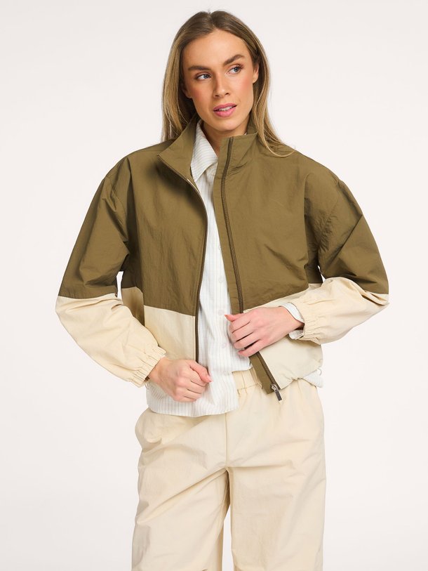 Ontdek de Quinn geweven track jack van My Essential Wardrobe in de kleur Mosgroen bij Orangebag. Op werkdagen voor 21:45 besteld, morgen in huis.