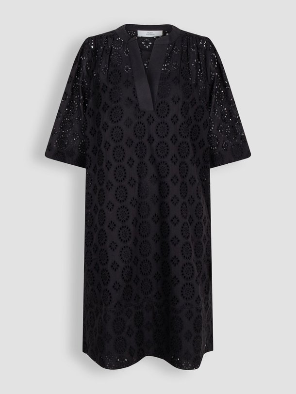 Ontdek de Sabela katoenen jurk met opengewerkte broderie van Ruby Tuesday in de kleur zwart bij Orangebag. Op werkdagen voor 21:45 besteld, morgen in huis.