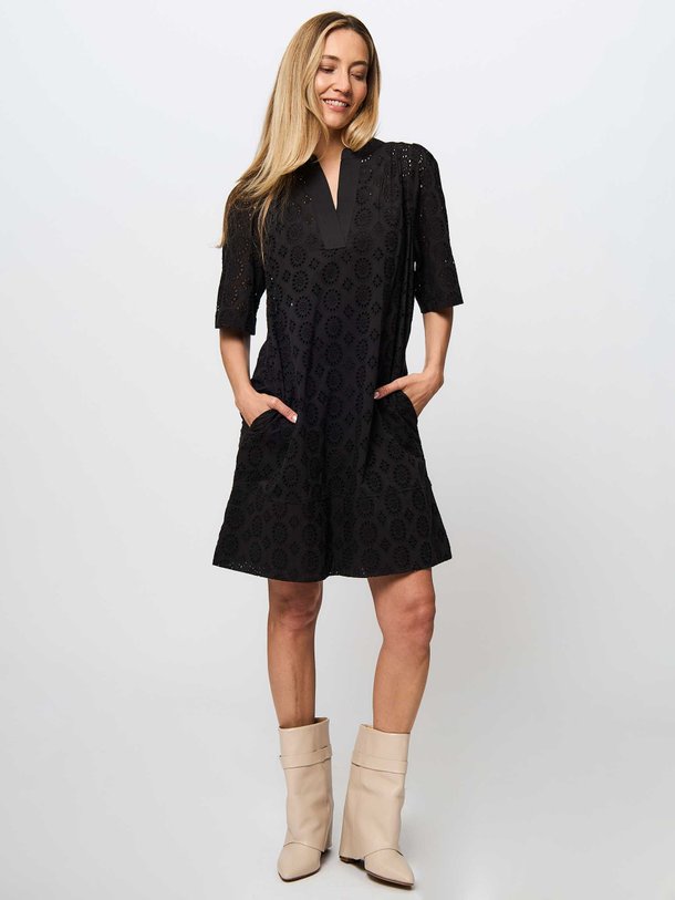 Ontdek de Sabela katoenen jurk met opengewerkte broderie van Ruby Tuesday in de kleur zwart bij Orangebag. Op werkdagen voor 21:45 besteld, morgen in huis.