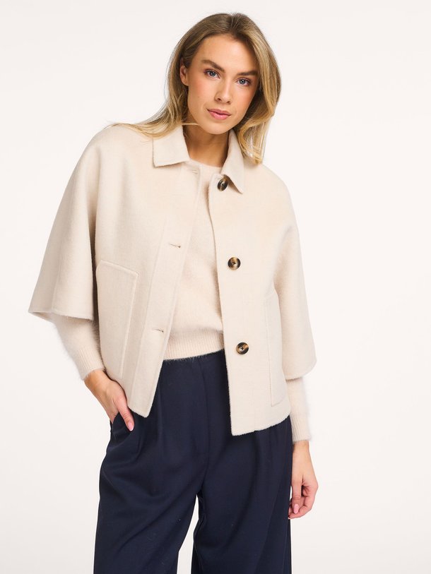 Ontdek de Lena wolmix mantel van Alter Ego in de kleur Crème bij Orangebag. Op werkdagen voor 21:45 besteld, morgen in huis.