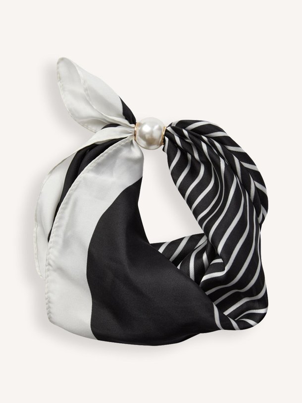Ontdek de Pearl geweven sjaal met dessin van Co'Couture in de kleur Zwart bij Orangebag. Op werkdagen voor 21:45 besteld, morgen in huis.