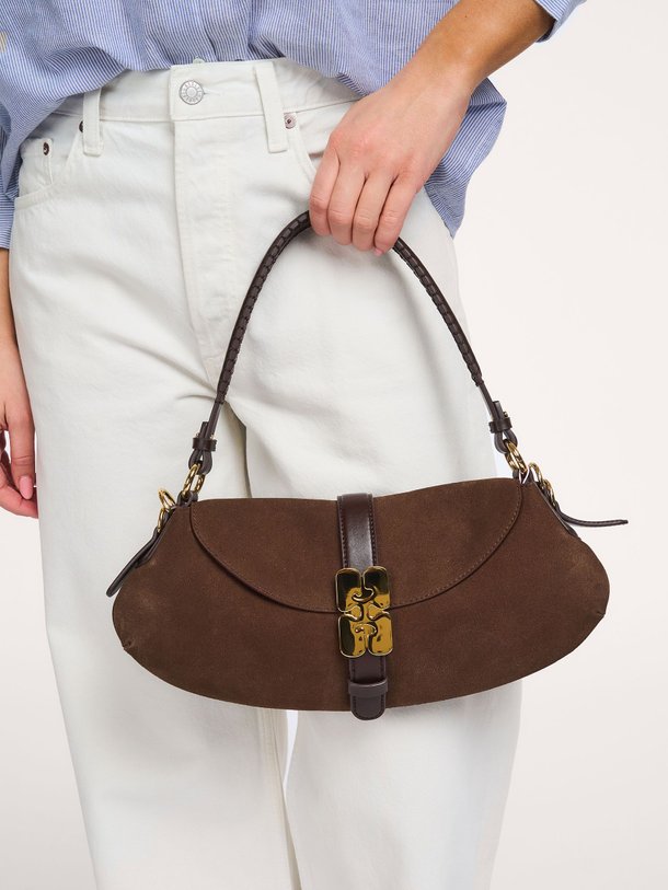 Ontdek de Kat Baguette suède schoudertas van Ganni in de kleur Donkerbruin bij Orangebag. Op werkdagen voor 21:45 besteld, morgen in huis.