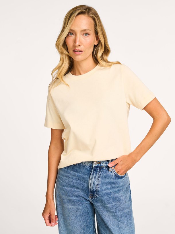 Ontdek de Camino organic cotton T-shirt van Samsoe Samsoe in de kleur ecru bij Orangebag. Op werkdagen voor 21:45 besteld, morgen in huis.