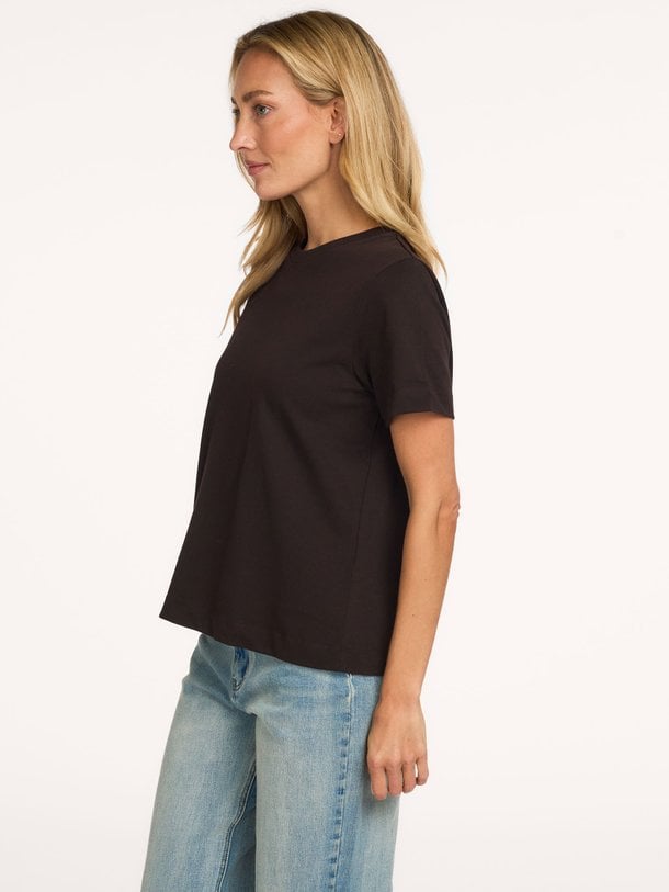 Samsoe Samsoe Camino - Organic Cotton T-Shirt - Donkerbruin Ontdek de Camino organic cotton T-shirt van Samsoe Samsoe in de kleur donkerbruin bij Orangebag. Op werkdagen voor 21:45 besteld, morgen in huis.