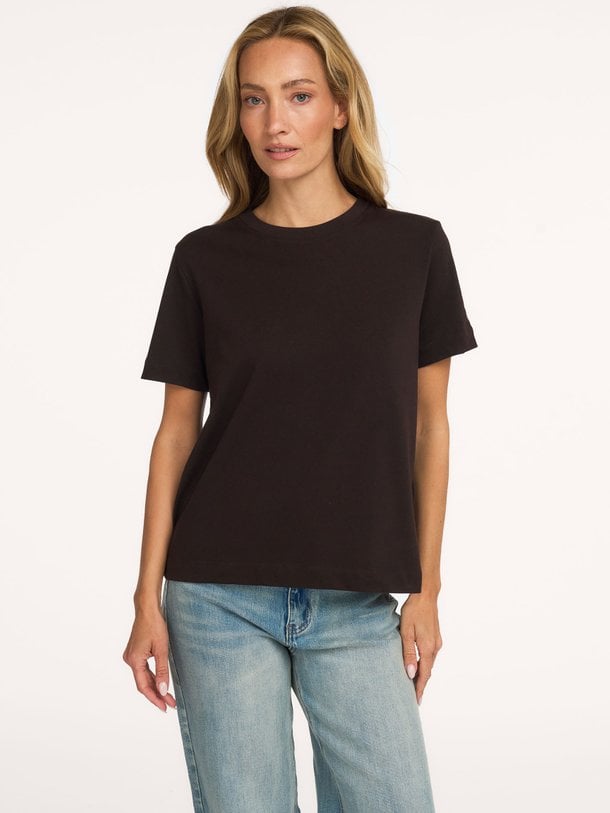 Samsoe Samsoe Camino - Organic Cotton T-Shirt - Donkerbruin Ontdek de Camino organic cotton T-shirt van Samsoe Samsoe in de kleur donkerbruin bij Orangebag. Op werkdagen voor 21:45 besteld, morgen in huis.