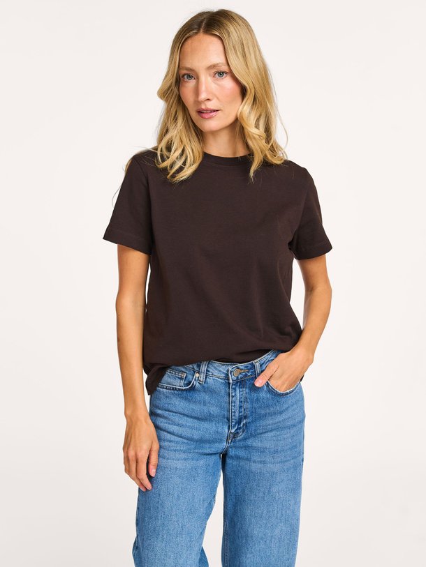 Ontdek de Camino organic cotton T-shirt van Samsoe Samsoe in de kleur donkerbruin bij Orangebag. Op werkdagen voor 21:45 besteld, morgen in huis.