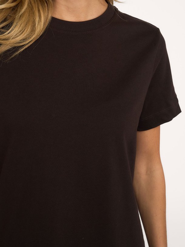 Samsoe Samsoe Camino - Organic Cotton T-Shirt - Donkerbruin Ontdek de Camino organic cotton T-shirt van Samsoe Samsoe in de kleur donkerbruin bij Orangebag. Op werkdagen voor 21:45 besteld, morgen in huis.