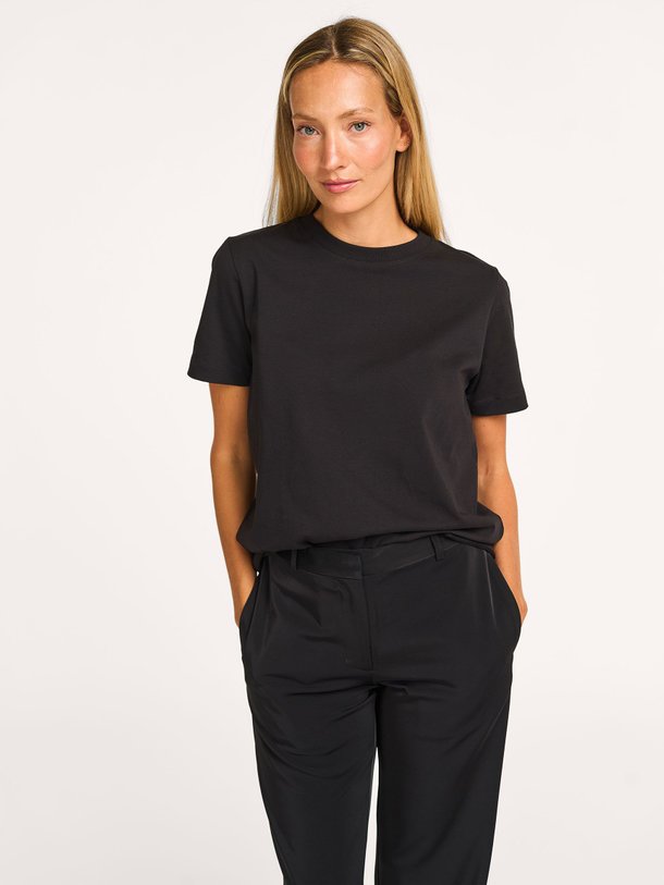 Ontdek de Camino organic cotton T-shirt van Samsoe Samsoe in de kleur zwart bij Orangebag. Op werkdagen voor 21:45 besteld, morgen in huis.