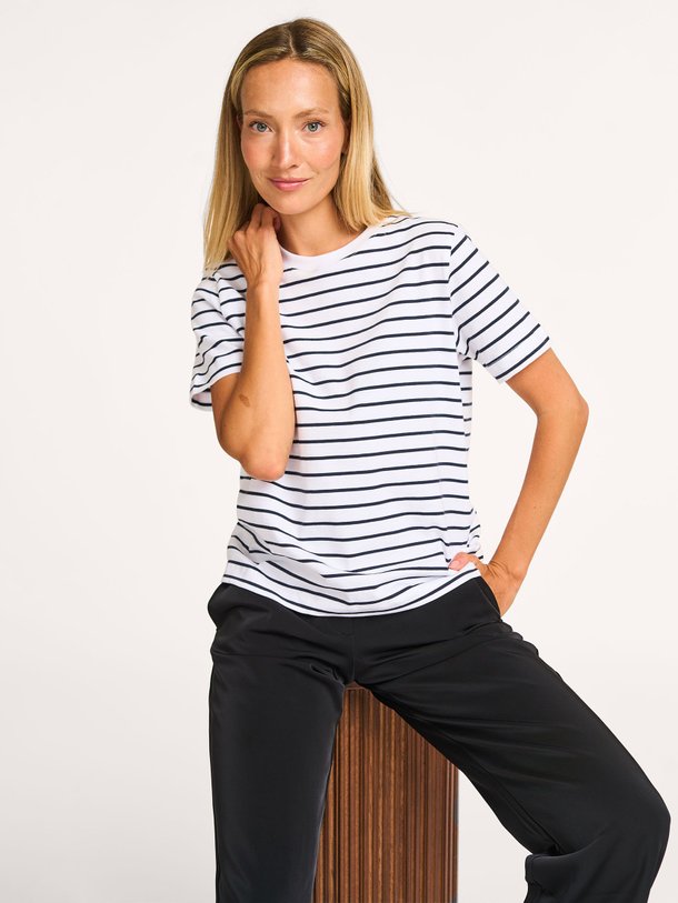 Ontdek de Camino organic cotton gestreept T-shirt van Samsoe Samsoe in de kleur wit bij Orangebag. Op werkdagen voor 21:45 besteld, morgen in huis.