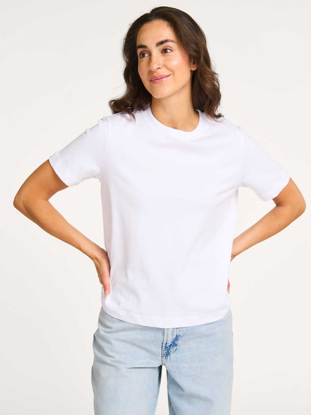 Ontdek de Camino organic cotton top van Samsoe Samsoe in de kleur wit bij Orangebag. Op werkdagen voor 21:45 besteld, morgen in huis.