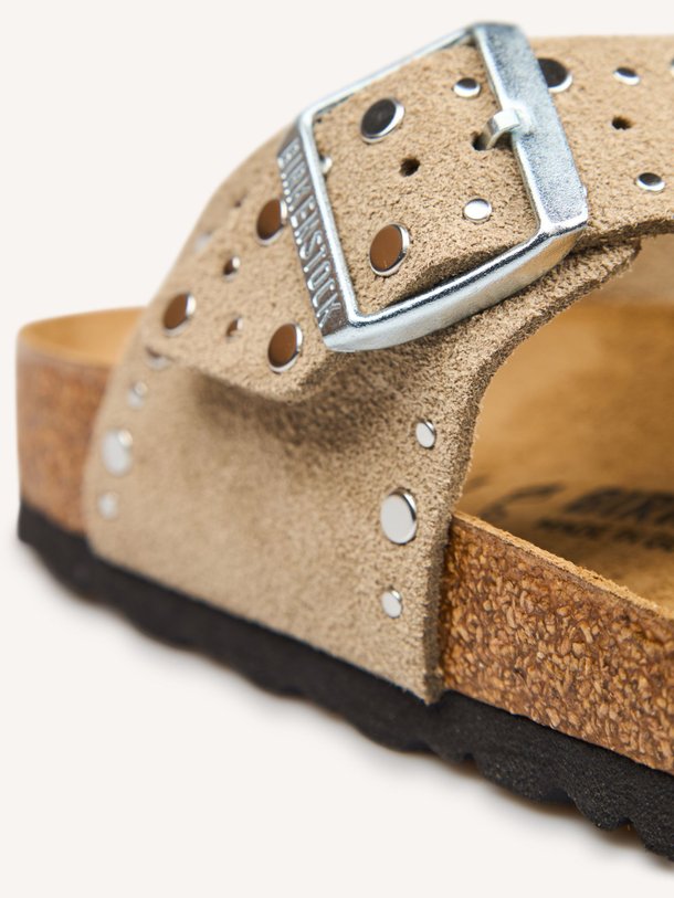 Ontdek de Gizeh Rivet suède slippers van Birkenstock in de kleur Taupe bij Orangebag. Op werkdagen voor 21:45 besteld, morgen in huis.