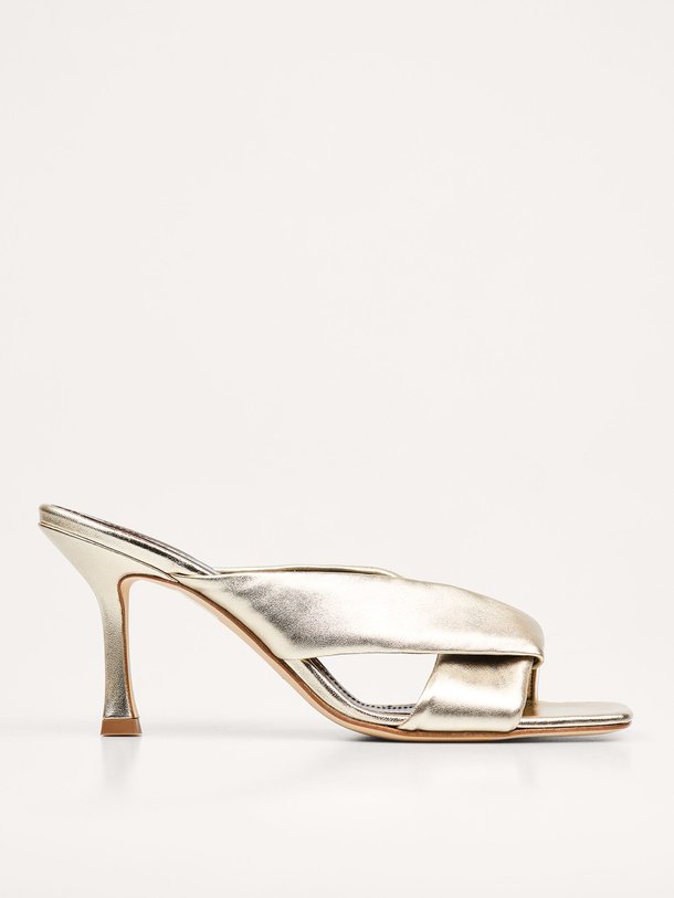 Ontdek de Midnight lederen metallic muiltjes van Rotue in de kleur Goudkleur bij Orangebag. Op werkdagen voor 21:45 besteld, morgen in huis.