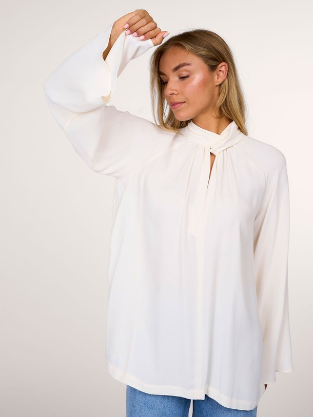 Ontdek de Viscose top met knoopdetail van Semicouture in de kleur crème bij Orangebag. Op werkdagen voor 21:45 besteld, morgen in huis.