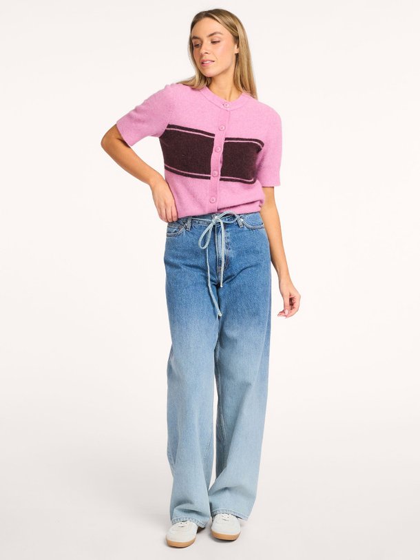 Ontdek de Saharper high waist loose fit non-stretch jeans van Samsoe Samsoe in de kleur Blauw bij Orangebag. Op werkdagen voor 21:45 besteld, morgen in huis.