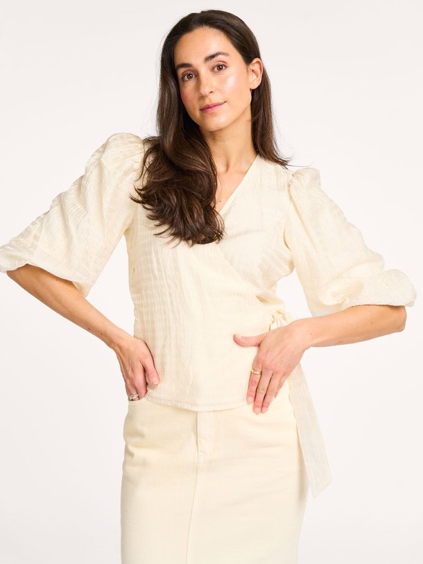 Ontdek de Bibienne lyocellmix seersucker overslag top van Freebird in de kleur off-white bij Orangebag. Op werkdagen voor 21:45 besteld, morgen in huis.