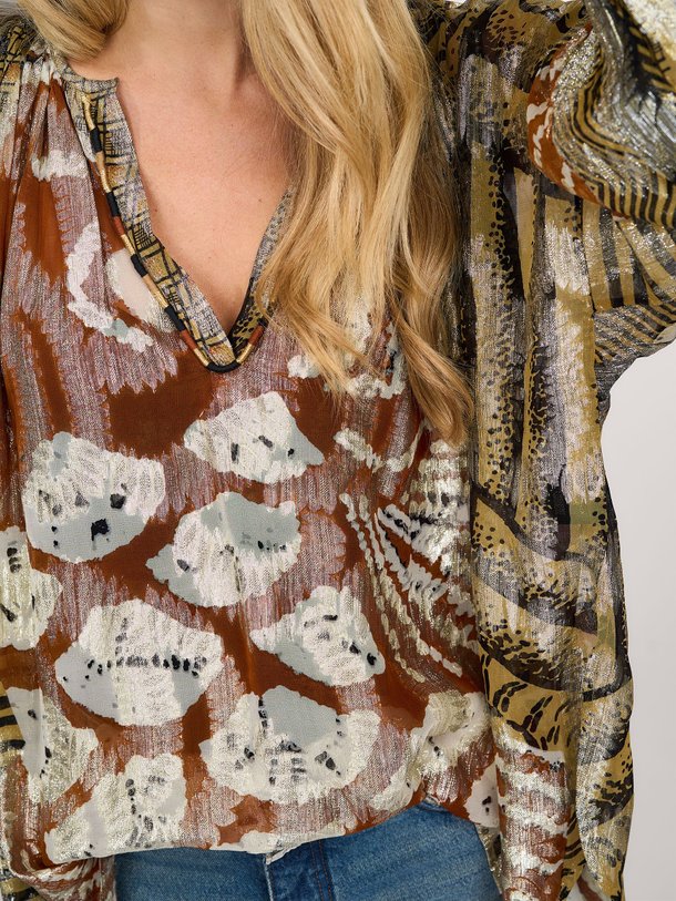 Ontdek de Layla viscose top met lurex van Mes Demoiselles in de kleur goudkleur bij Orangebag. Op werkdagen voor 21:45 besteld, morgen in huis.