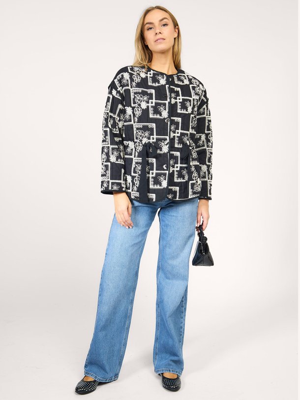 Ontdek de Katoenen jasje met borduursel van Co'Couture in de kleur zwart bij Orangebag. Op werkdagen voor 21:45 besteld, morgen in huis.