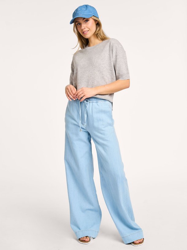 Ontdek de Jeff mid waist wide leg jeans van By-Bar in de kleur lichtblauw bij Orangebag. Op werkdagen voor 21:45 besteld, morgen in huis.