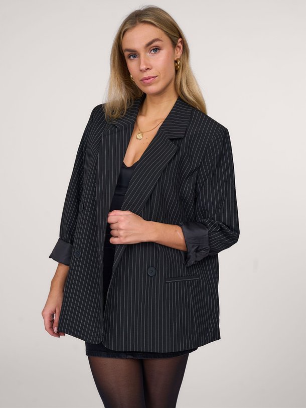 Ontdek de Joelle viscosemix blazer met krijtstreep van Gestuz in de kleur zwart bij Orangebag. Op werkdagen voor 21:45 besteld, morgen in huis.