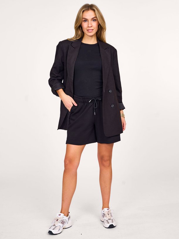 Ontdek de Imina katoenmix logo short van Gestuz in de kleur zwart bij Orangebag. Op werkdagen voor 21:45 besteld, morgen in huis.